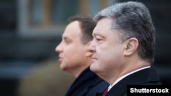 Президент України Петро Порошенко (на передньому плані) і президент Польщі Анджей Дуда під час зустрічі в Києві