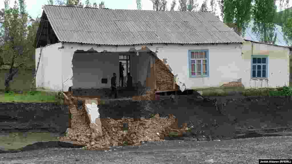 Нөшөрлүү жаандан кийинки сел зыянга учураткан үйлөрдүн бири. 