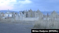 Наристелер ушул көрүстөнгө көмүлдү