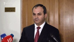 Генпрокурор Артур Давтян беседует с журналистами в парламенте, Ереван, 30 апреля 2020 г.