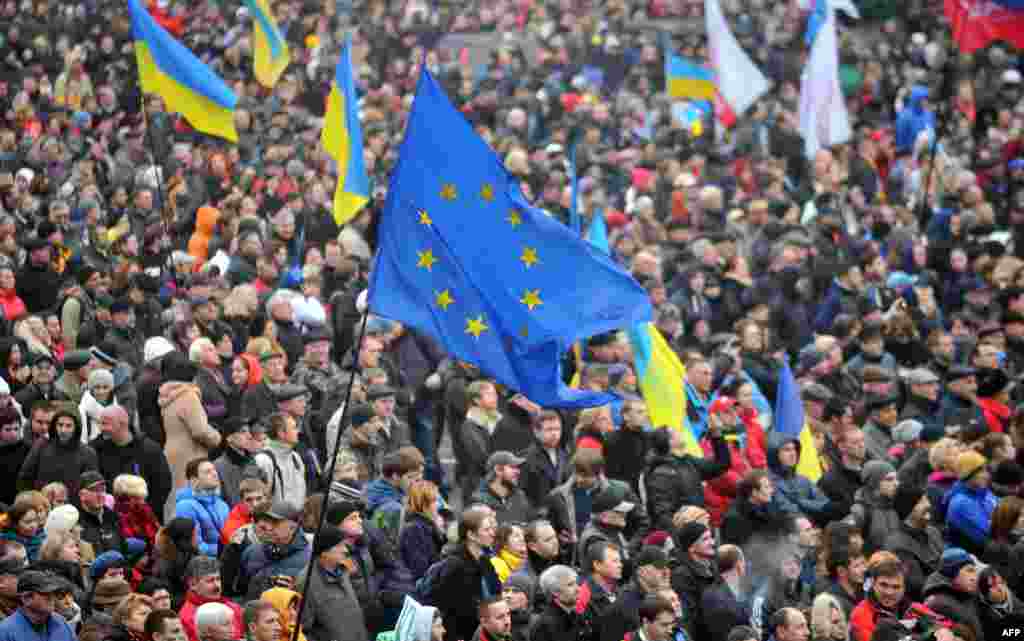 Учасники віча «За європейську Україну!» в Києві 24 листопада 2013 року