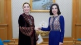 Özbegistanyň prezidentiniň gyzy Saýida Mirziýoýewa (sagda) we Türkmenistanyň öňki prezidentiniň gyzy, häzirki döwlet baştutanynyň dogany Oguljahan Atabaýewa