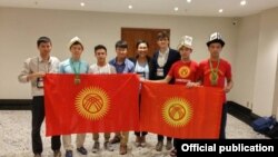 Билим олимпиадасында "Сапаттын" коло медаль уткан окуучулары. Июль, 2017-жыл. (Архивдик сүрөт).
