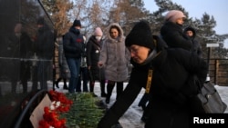 Кемероводогу Листвяжная көмүр кениндеги аварияда каза болгон шахтерлорду жана куткаруучуларды эскерүү