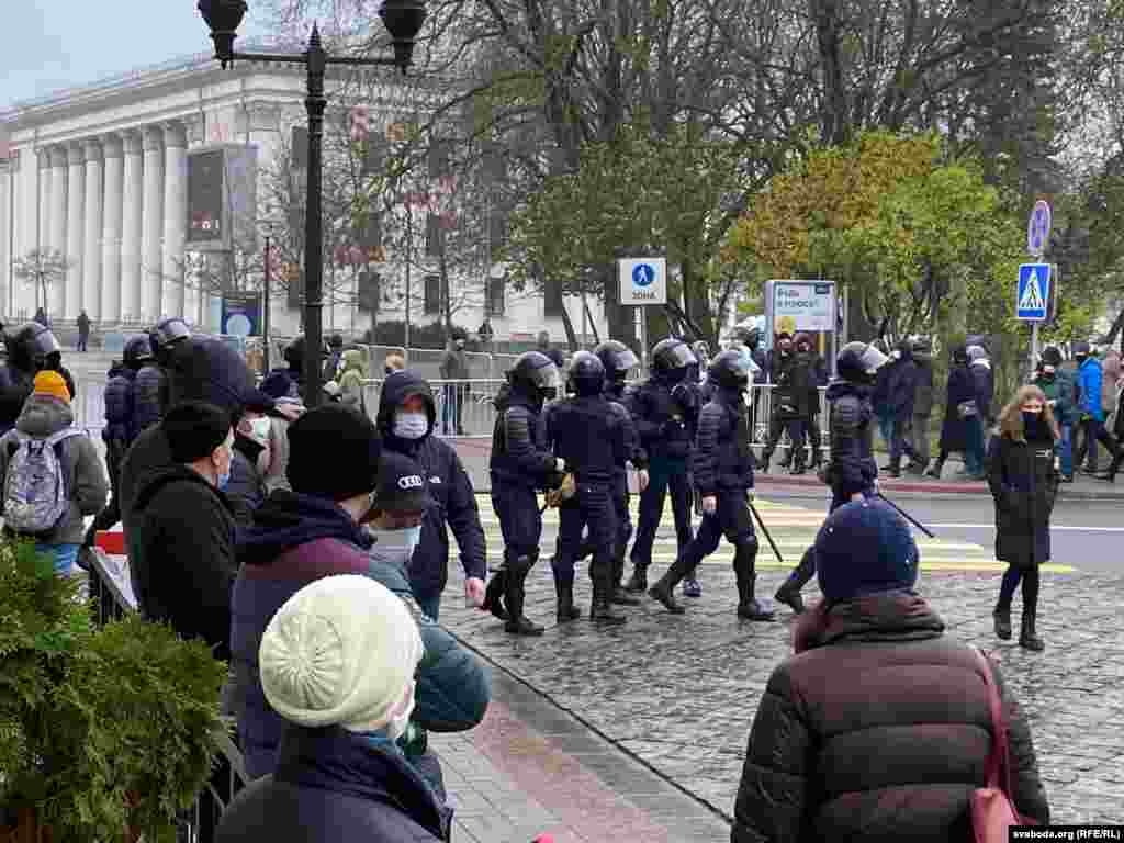 Хутка ў Горадні пачаліся затрыманьні. Сілавікі хадзілі па цэнтры і разганялі людзей