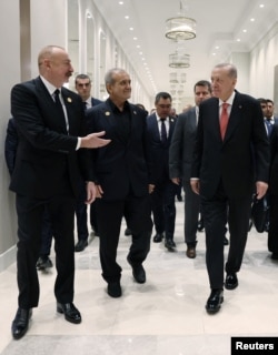 از راست: رجب طیب اردوغان، مسعود پزشکیان و الهام علی‌اف، روسای جمهوری ترکیه، ایران و آذربایجان در جریان هفدهمین اجلاس سران اکو؛ خانکندی