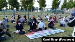 Türkmen aktiwistleri Türkmenistanyň Stambuldaky konsulhanasynyň öňünde. Iýul, 2020 ý.