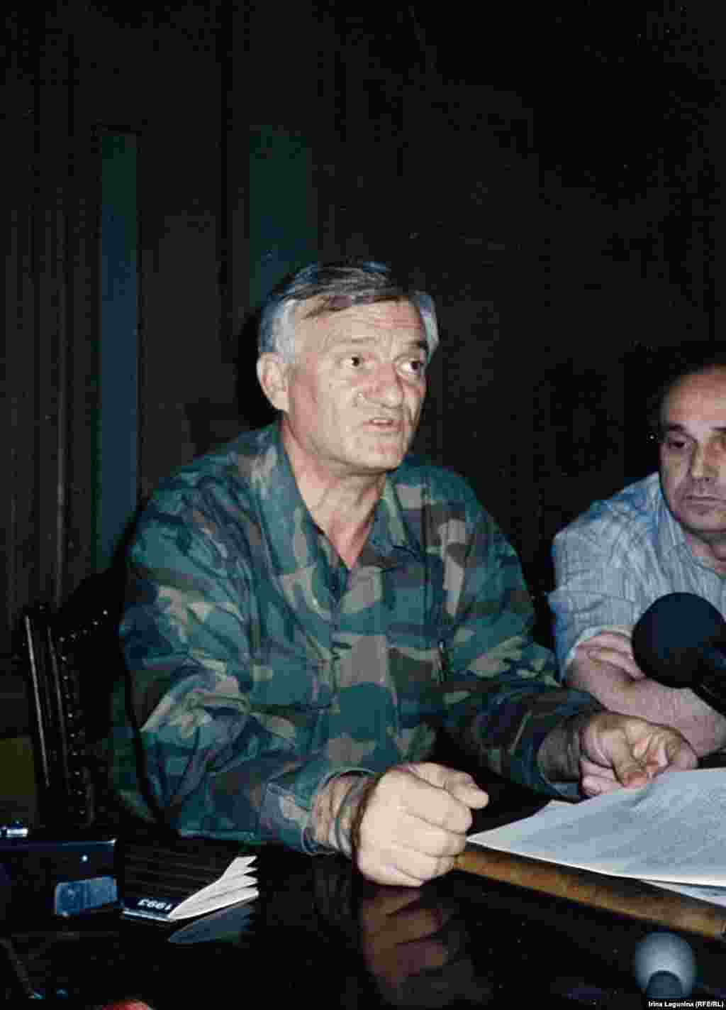 Глава обороны Сараево, генерал Йован Дивяк. Но национальности серб, чего, похоже, некоторые боснйиские сербы не могут ему простить до сих пор.