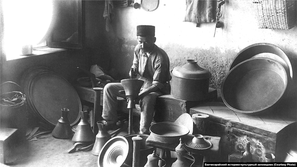 Майстерня мідника. Бахчисарай, 1920-ті. Обробкою кольорових металів займалися мідники. З покритої оловом міді виготовляли домашнє начиння, з латуні &ndash; ритуальні ємності та люстри для мечетей. З латунних і залізних деталей збирали кавомолки