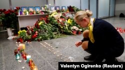 Калегі і сваякі экіпажу Boeing 737-800, які разьбіўся у Іране, аддаюць даніну павагі загінулым у міжнародным аэрапорце Барыспаль. 8 студзеня 2020 году