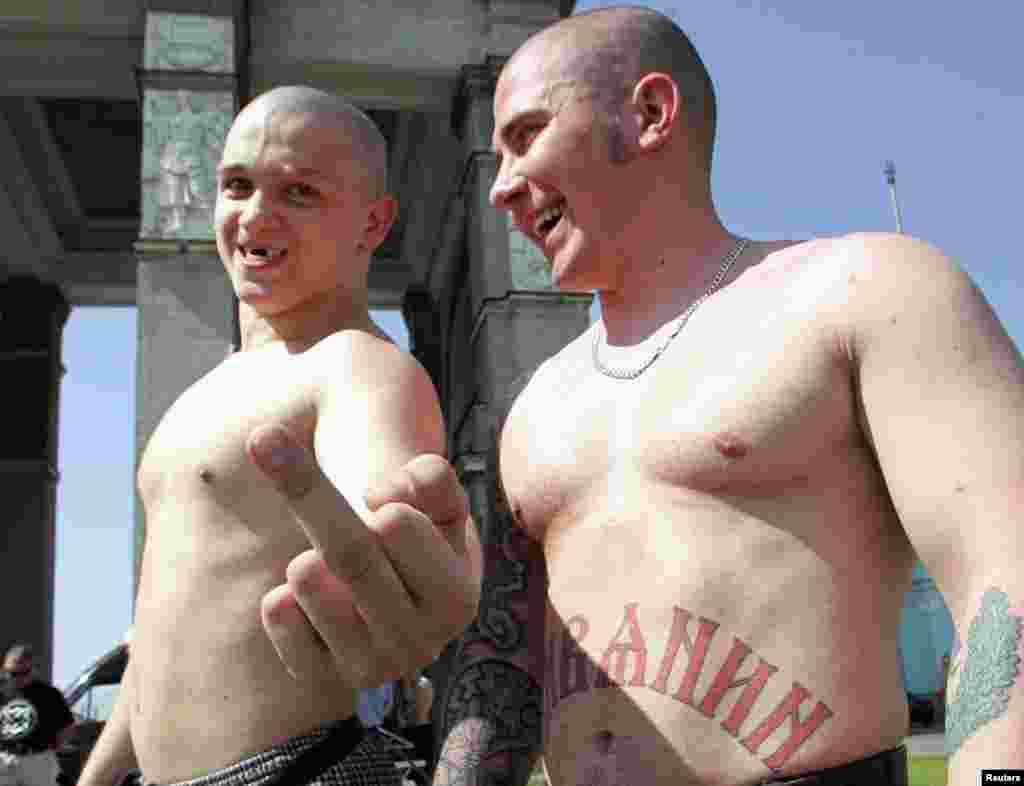 Потім усе змінилося. У 2006-му, за президентства Володимира Путіна, місто Рязань запровадило заборону на «пропаганду гомосексуалізму». Гессен каже, що то був «перший закон у Росії, який, по суті, перетворив (представників ЛГБТ-спільноти) на людей другого сорту». На цьому фото скінхеди в Москві, які готуються виступити проти запланованого гей-параду у 2007 році.
