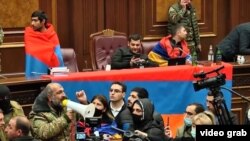 Ваагн Чахалян (с мегафоном) в парламенте Армении. 10 ноября