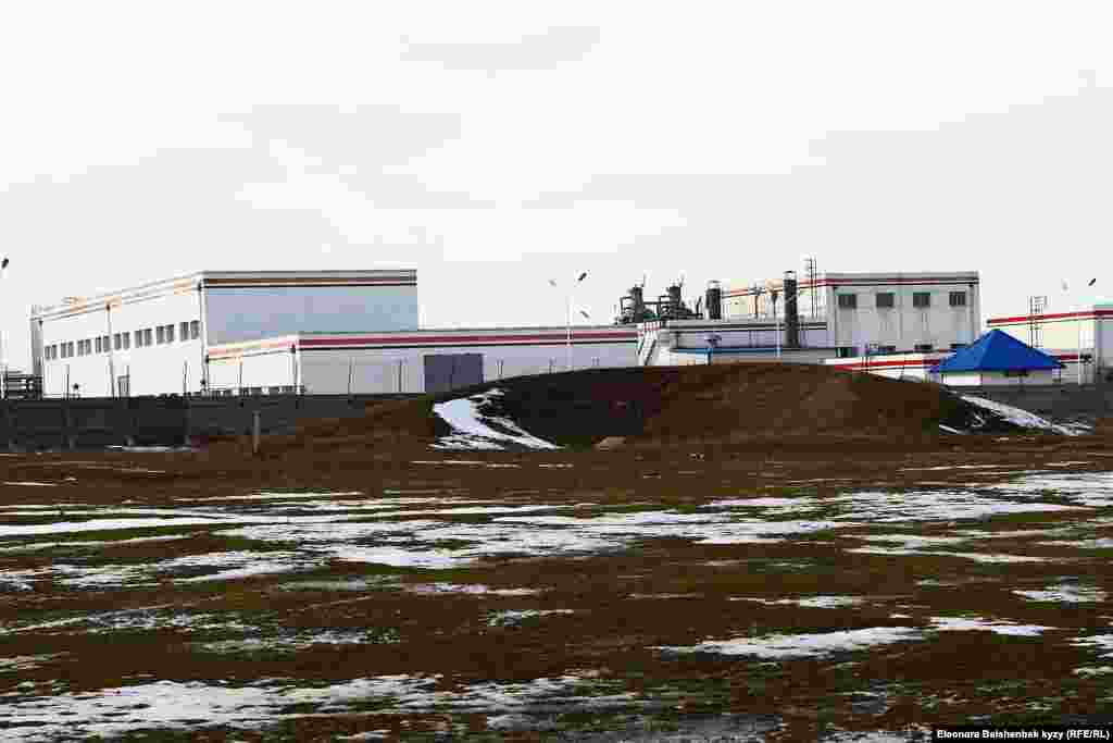 Кыргыз өкмөтү “Жунда” заводунун артындагы 217 гектар жерди аталган заводго “өндүрүштү кеңейтүү максатында” деген жүйөө менен 49 жылга ижарага берген. 