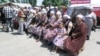 Сторонники самопровозглашенного
"губернатора" Медера Усенова перекрыли дорогу, Джалал-Абад, 4 июня 2013 года.