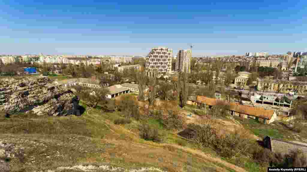 На північно-східному краю Петровських скель. У центрі – новобудови на набережній Салгира і в парку (сквері) Миру