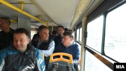 Архивска фотографија - Градоначалникот на Скопје Петре Шилегов во автобус.