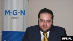 MGN Group компаниясынын башчысы Евгений Гуревич "Азаттык үналгысы" үчүн маек куруп жаткан учур. 2009-жылдын 14-октябры. 