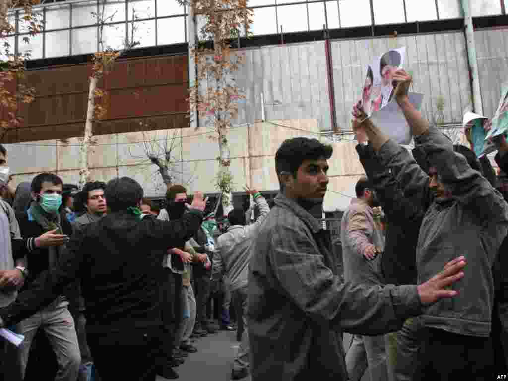 رویارویی حامیان جنبش سبز و دولت احمدینژاد در ۱۶ آذر - گالری عکس و فیلم