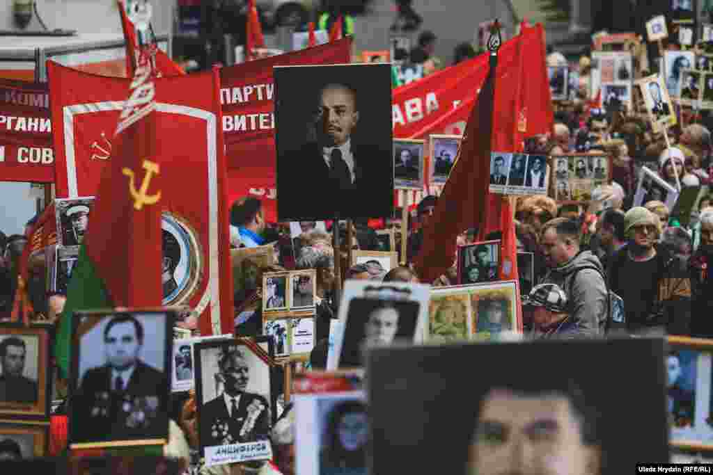 …некаторыя — з партрэтамі Сталіна і нават Леніна (які памёр за больш як 15 гадоў да пачатку Другой сусьветнай вайны), некаторыя — са сьцягамі БССР (вэрсіі 1951 году) і СССР