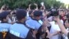 У Ерэване ўдзельнікі пратэсту забарыкадаваліся сьметніцамі