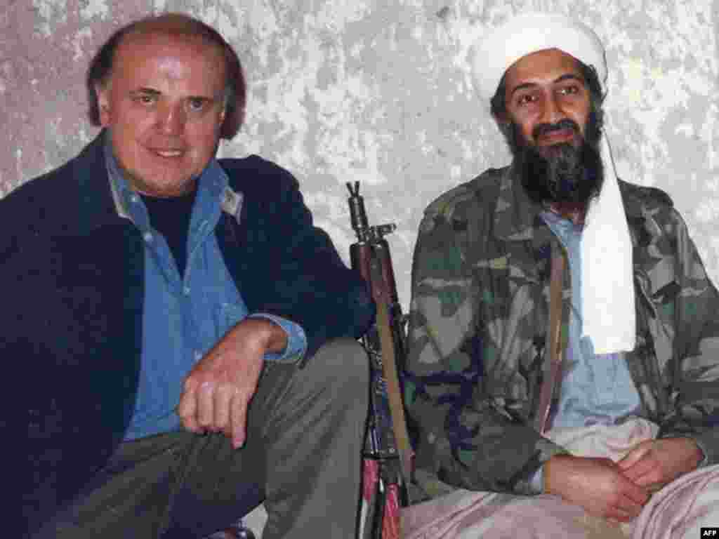 CNN-iň žurnalisti Piter Arnett Owganystanyň Tora Bora daglarynda Osame bin Laden bilen interwýu geçirenden soň, 1997-nji ýylyň mart aýy.