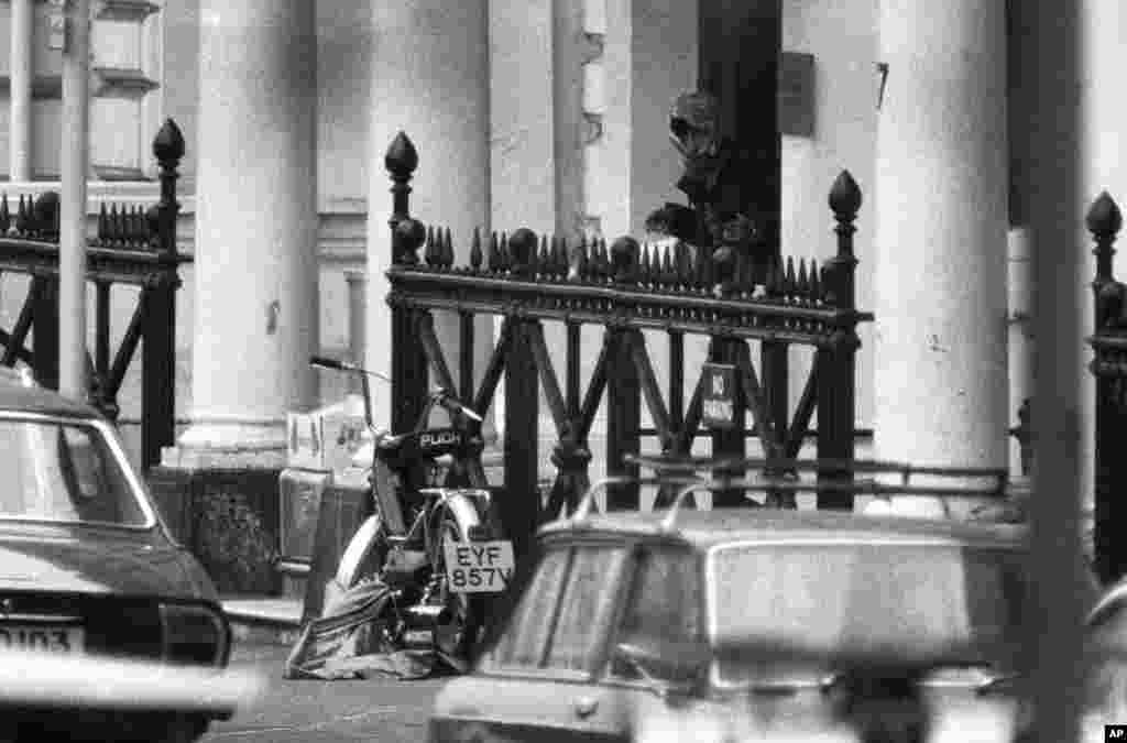 2 травня 1980 року біля дверей посольства Ірану в Лондоні з&#39;являється людина в капюшоні з пістолетом в лівій руці. Протягом перших днів, поліцейські переговорники домоглися звільнення п&#39;яти заручників в обмін на незначні поступки, такі як надання змоги терористам висловили свої вимоги на британському телебаченні Бі-бі-сі