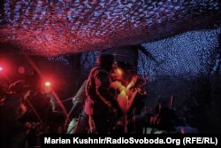 Українські військові в Донецькій області ведуть вогонь із гармати M777