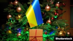 25 грудня припадає на понеділок, зазвичай Різдво є вихідним днем, але через дію воєнного стану всі додаткові вихідні та неробочі дні скасовуються