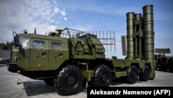 Росія заявляє, що її зенітно-ракетний комплекс С-400 (на фото), модифікація старшого С-300ПМ, має далекосяжність 400 кілометрів і здатен відстежувати одночасно до 80 цілей