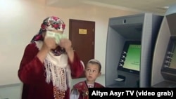 Türkmenistanda uzaga çeken nagt pul gytçylygynda bankomatdan pul çeken adamlaryň begenjine puly ýüze sylýan pursatlary döwlet TW-sinde hem görkezilýär. 