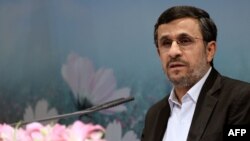به نوشته روزنامه های ایران، مسايل اقتصادی به ويژه نوسانات بازار ارز، محور تنها سوال مطرح شده از سوی نمايندگان امضاء کننده طرح سئوال از احمدی نژاد است.