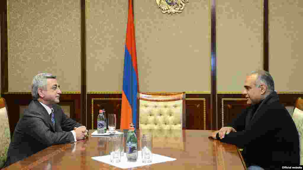 Serzh Sarkisian (solda) Raffi Hovannisian-la görüş zamanı. 21 fevral 2013