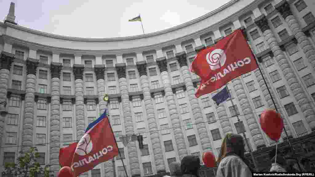 Активісти затрималися навпроти Кабінету міністрів України. Кричали «Мир. Труд. Май!»