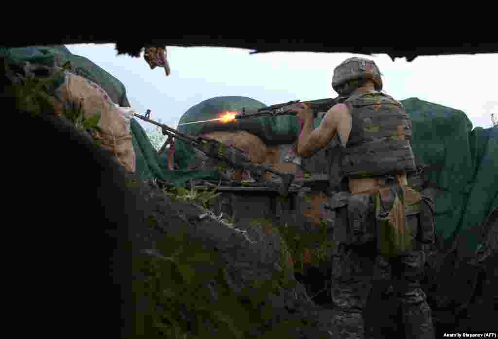 Militar ucrainean în timpul confruntărilor din iunie 2021 de lângă Volnovakha. După ce a asistat ani zile la acest conflict, Stepanov spune că lucrurile au intrat într-o rutină care pare mai degrabă o farsă. Ambele părți respectă încetarea focului până în jurul orei 17:00, când se retrag observatorii OSCE. Imediat după, atacurile reîncep până a doua zi dimineață. 