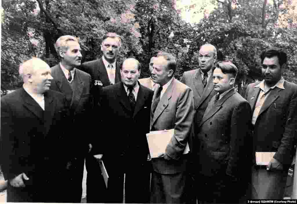А. Пракоф’еў, К. Сіманаў, С. Міхалкоў, Я. Колас, П. Броўка, К. Крапіва, І. Шамякін, Б. Спрынчан сярод удзельнікаў ІІІ зьезду пісьменьнікаў БССР. 1954 г. З фондаў БДАМЛМ