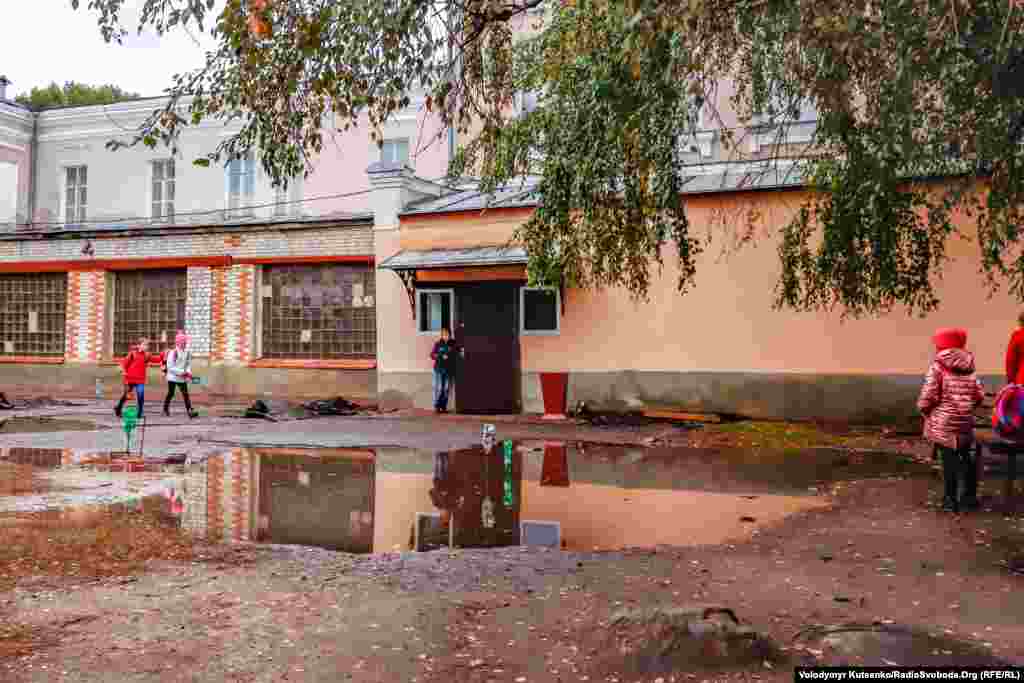Попри початок навчального року, на шкільному подвір’ї однієї із глухівських шкіл, що у центрі міста, досі не завершено ремонт. У дощову погоду на майданчику великі калюжі, шматки асфальту лежать на підходах до дверей, а із землі стирчить арматура