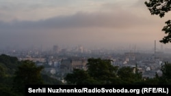Після російської атаки Київ затягнуло димом, 10 липня 2025 року