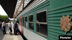 Երեւան - Բաթումի գնացքը Երեւանի երկաթուղային կայանում: