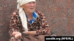 Женщина, занимающаяся попрошайничеством на улицах Ташкента. Иллюстративное фото.