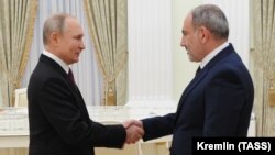Президент России Владимир Путин (слева) в Кремле принимает премьер-министра Армении Никола Пашиняна (архив)