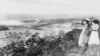 Aýallar 1900-nji ýyllaryň başynda Panama kanalynyň gurluşygyna seredýärler.