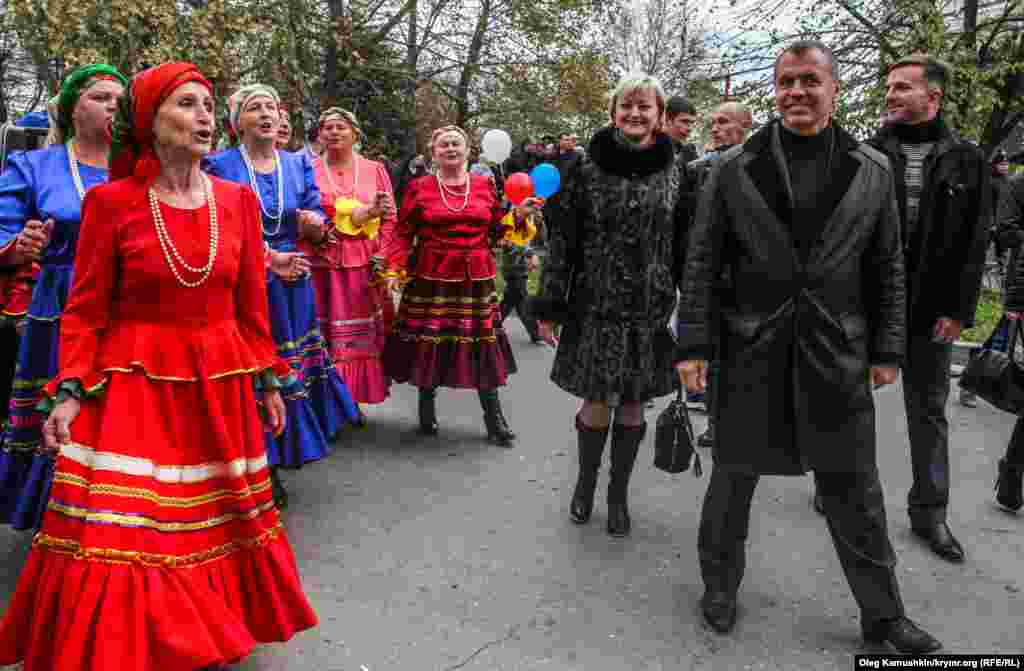 Голова «Держради» Володимир Константинов слухає народний хор