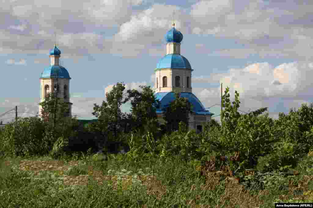 Храм Святых Первоверховных Апостолов Петра и Павла на Новоясеневском проспекте, Новоясеневский проспект, дом 42, строения 7, 8. 