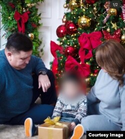 Жубайлар Бермет Анварбекова жана Азамат Доронбеков беш жаштагы уулу менен. (Сүрөт социалдык тармактагы баракчадан алынды).