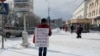 Участник акции протеста против передачи Курил Японии