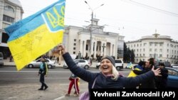 У центрі Херсона люди радіють звільненню міста від російської окупації, Херсон, 12 листопада 2022 року