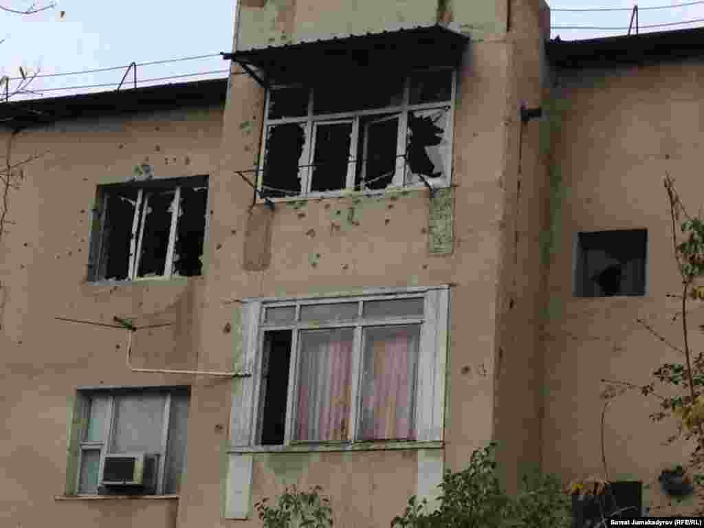 22-октябрда түнкү саат 10дор чамасында Достук кичи районундагы көп кабаттуу №8 үйдө Алтынбек Итибаев атып өлтүрүлдү. Ал милицияга каршы автомат жана тапанчадан ок жаадырган. Атышуу үч саатка созулган. 