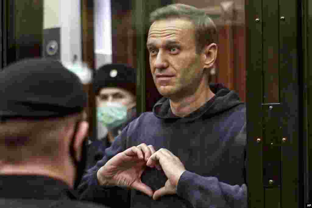 Алексей Навальный во время слушаний в Московском городском суде 2 февраля 2021 года. Тогда ему заменили условный срок по делу "Ив Роше" на реальный и приговорили к двум годам и восьми месяцам лишения свободы.
