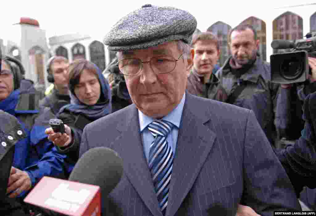 Батько Литвиненка, Уолтер, прибув до мечеті Ріджентс-Парк 7 грудня 2006 року. Родина та друзі вшанували колишнього російського агента під час меморіалу в лондонській мечеті через два тижні після його смерті