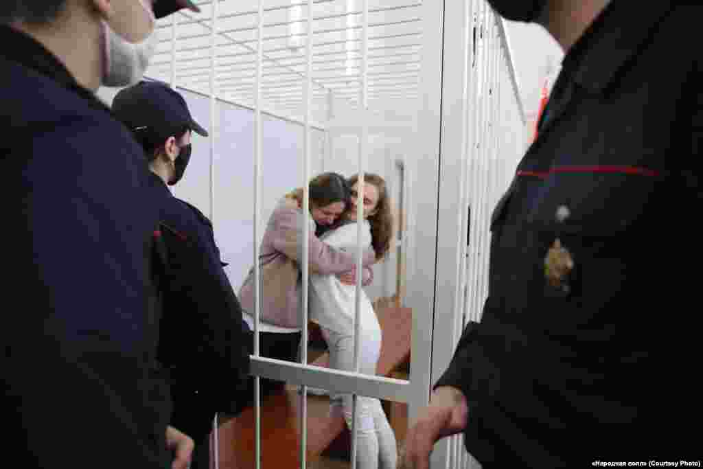 Дар'я Чульцова (зьлева) і Кацярына Андрэева перад прысудам